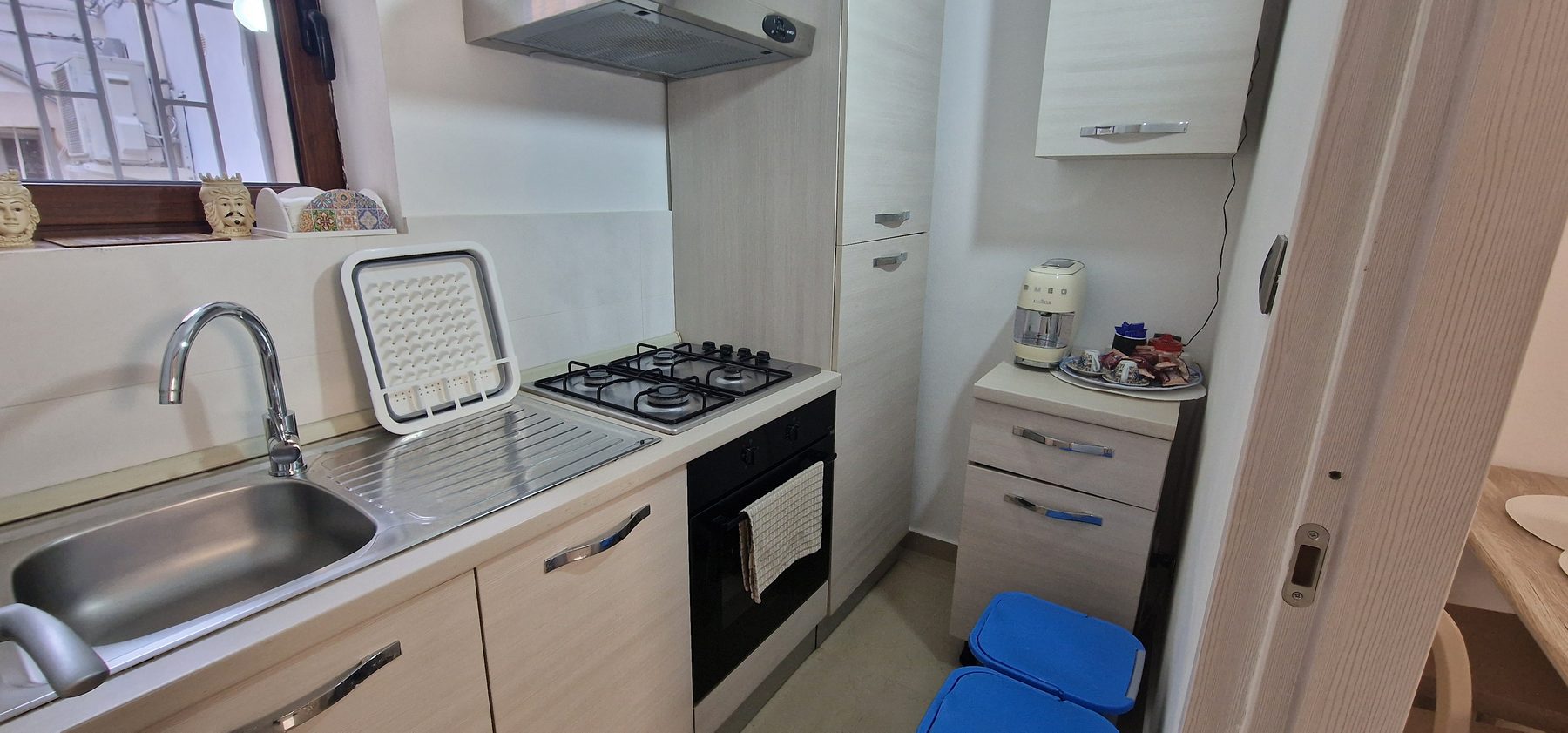 Cucina con piano cottura e lavello