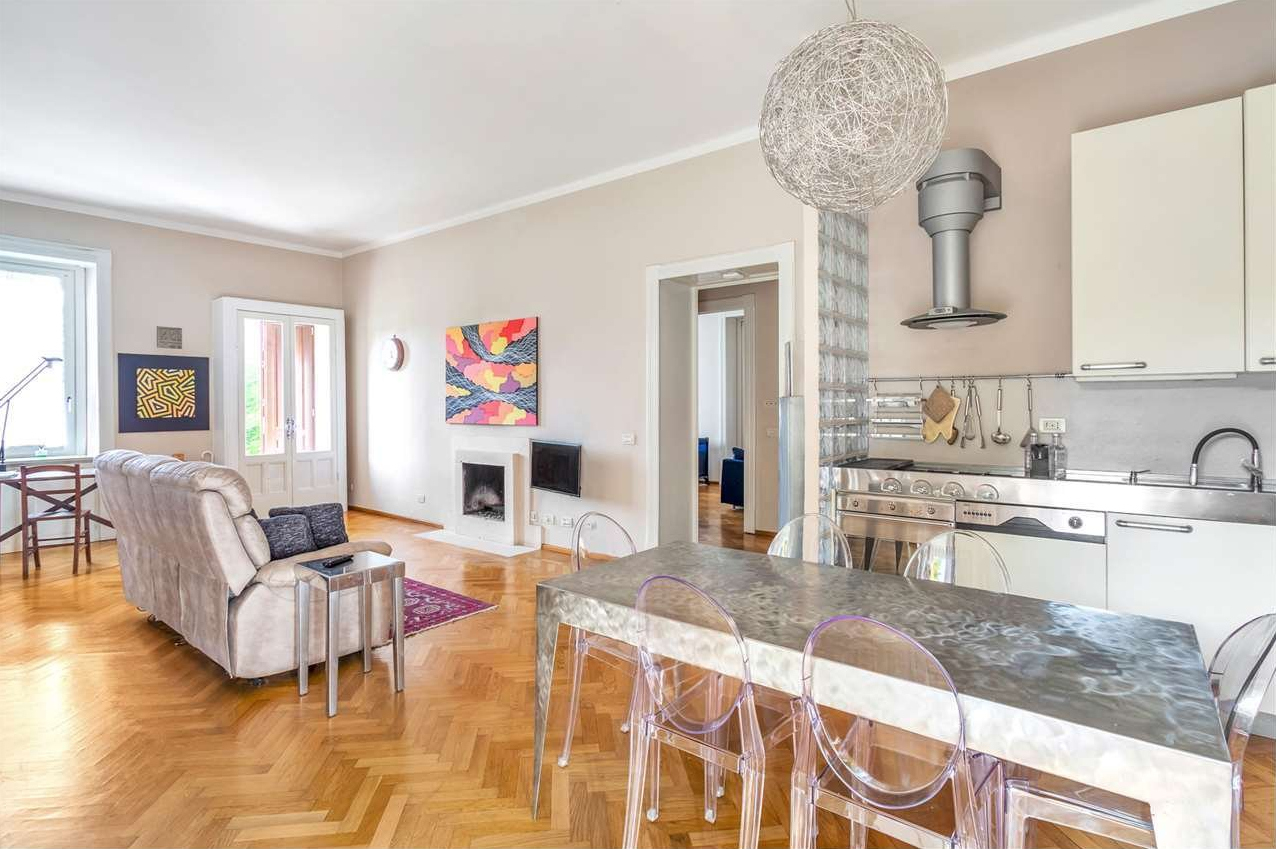 Zona giorno con cucina a Villa Lesa
