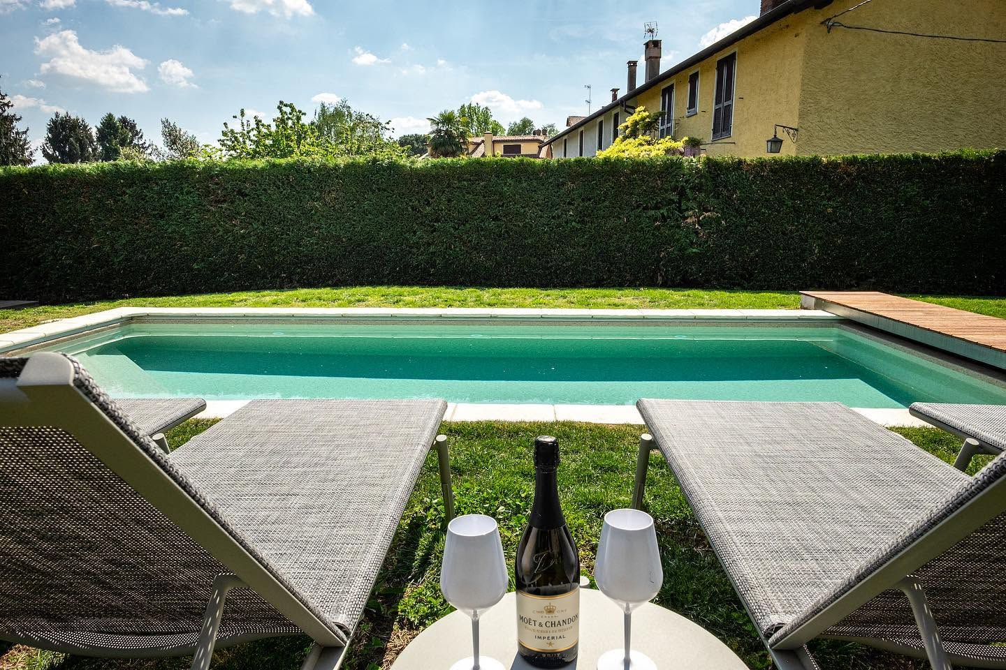 Piscina privata con sdraio a Villa Lesa